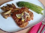Ged&uuml;nsteter Spargel mit <strong>Schnitzel</strong> und Kartoffel-Wedges