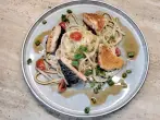 Spaghetti mit gebratenem Lachs, Tomaten & Zwiebeln