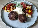 Frikadellen mit Gemüse & Kartoffelpüree