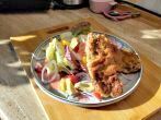 Leckerer Sommersalat mit <strong>Schnitzel</strong>