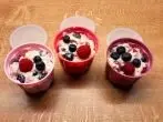 Haferflockenbrei mit Beeren für Kleinkinder