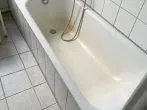 Rötliche Verfärbungen in Badewanne entfernen
