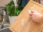 Schneidebrett richtig trocknen – Trick gegen Schimmel