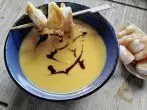 Kürbissuppe mit Kokosmilch, Mango & Garnelen