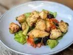 Gegrillte Hähnchenstreifen auf frischem Spätsommersalat