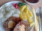 Hackbraten mit Ei in Zwiebelsoße