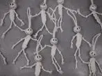 Makramee-Skelett als Halloweendeko