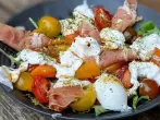 Fruchtiger Wildkräutersalat mit Burrata