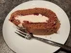 Schokobiskuitrolle mit Preiselbeer-Sahne-Füllung