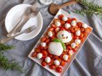 Mozzarella-Schneemann: Winterliche Caprese-Idee