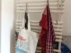 Haken für Handtuchheizkörper: Tipp für mehr Stauraum