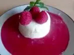 Panna cotta auf Himbeerspiegel