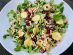 Warmer Wintersalat mit Granatapfel, Kichererbsen und Rosenkohl