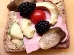 Avocadotoast mit Brombeeren