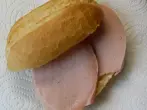 Warme Fleischwurst auf frischen Brötchen