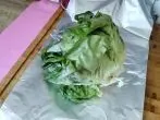 Kopfsalat länger frisch halten (Alufolien-Trick)