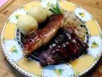 Saftige Schweinerippchen aus dem Backofen mit Knödeln