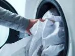 Spannbettlaken waschen ohne Verknoten (Kissenbezug-Trick)