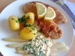 Spargel mit Bozner So&szlig;e zu <strong>Schnitzel</strong> und Kartoffeln