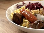 Rehgulasch mit Sp&auml;tzle, Rotkraut und Birne