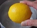Harte Zitronen weich machen - im kochenden Wasser