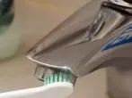 Putzen mit Ultraschall-Zahnbürste