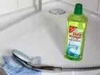 Ränder in Bade-/Duschwanne mit Klopapier & Essigreiniger entfernen