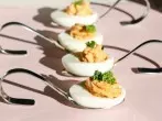 Huevos rellenos con atun (gefüllte Eier mit Thunfisch)