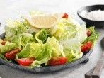 Grüner Salat mit Frischkäse