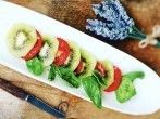 Kiwi-Tomatensalat mit Zitronen-Basilikum-Honig-Dressing