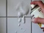 Fliesenspiegel in der Küche mit Backofenspray saubermachen