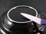 Messer schärfen mit der Unterseite von Tellern