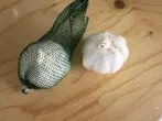 Knoblauchzehen mit Gummiverschluss eines Glasballons schälen