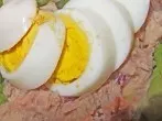 Thunfischsalat mit Ei und sauren Gurken