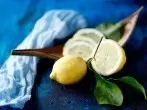 Leicht angebrannte Flecken vom Bügeln mit Zitrone entfernen
