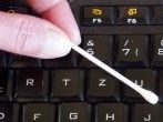 Computertastatur wieder sauber mit Glasreiniger & Q-Tips
