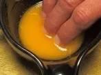 Fingernägel stärken mit Ei, Honig, Salz und Öl