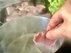 Fleisch richtig saftig braten: Zuerst in kochendes Wasser