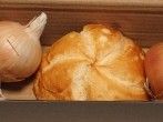 Zwiebel keimen nicht im Karton mit <strong>Br&ouml;tchen</strong>