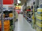 Regale im Supermarkt