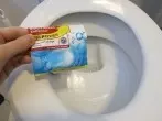 Toilettenbecken reinigen mit Fleckensalz