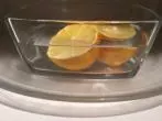 Verdreckte Mikrowelle mit Zitrone reinigen