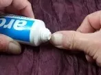 Fingernägel: Weiße Spitzen mit Zahnpasta