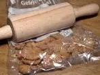 Kekse oder Löffelbiskuits im Gefrierbeutel zerkrümeln
