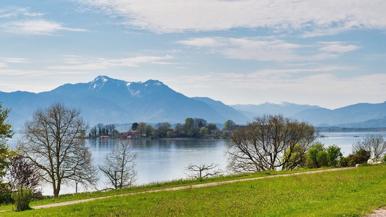 Flächentechnisch ist der Chiemsee der größte See in Bayern und sorgt mit seinen drei kleinen Inseln und Blick auf die Alpen für ein ganz besonderes Panorama.