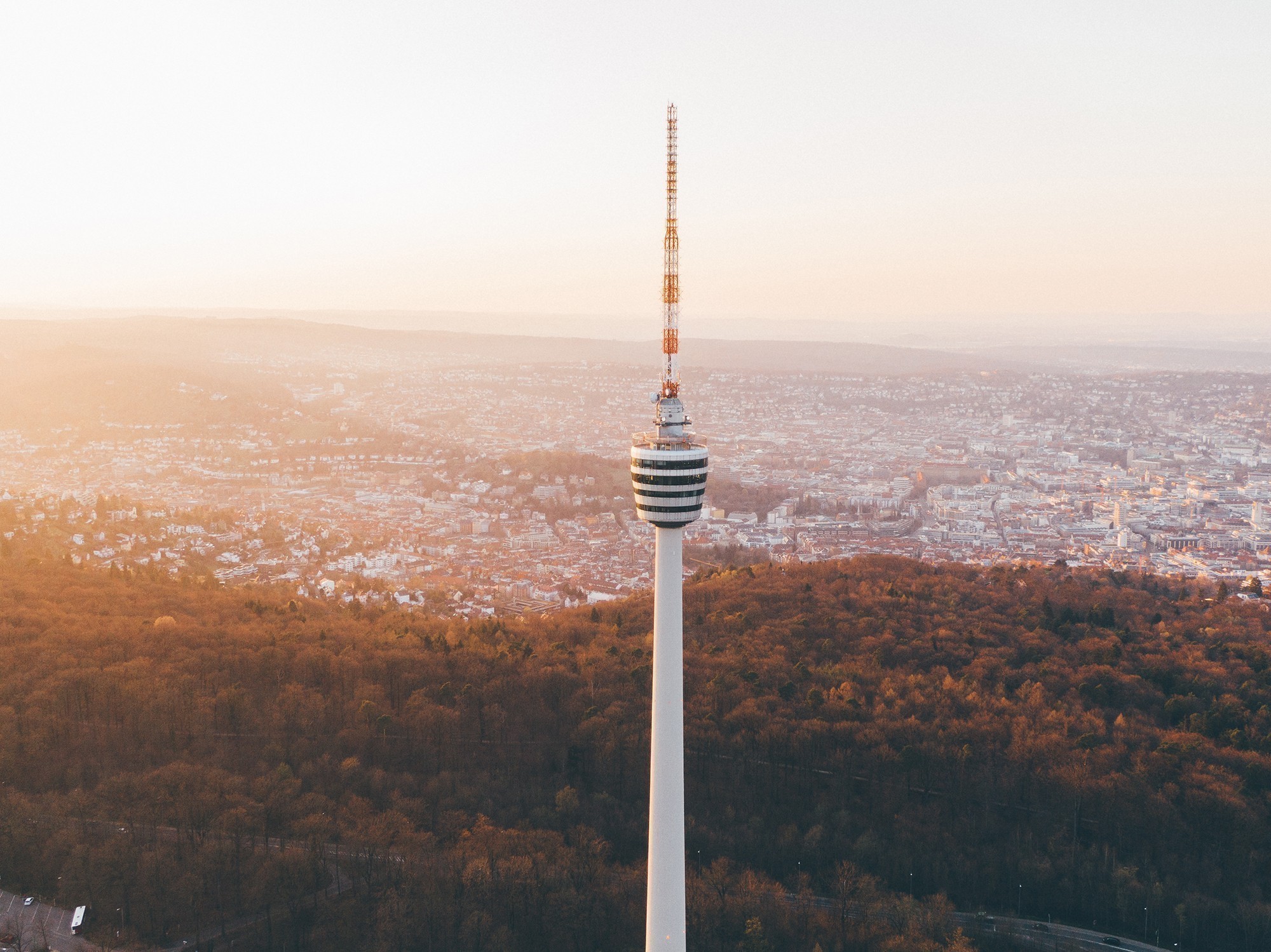 Der Stuttgarter Fernsehturm ist das Wahrzeichen der Stadt sowie der erste Fernsehturm weltweit.