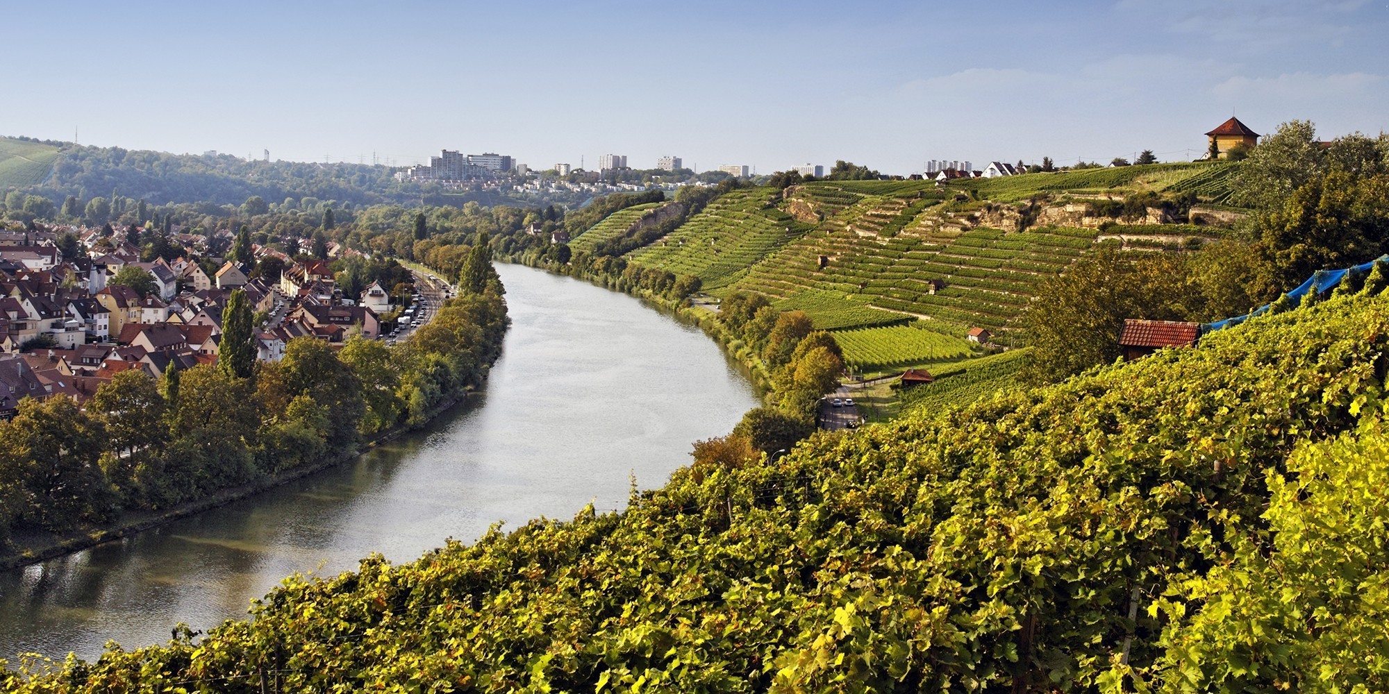 Die Metropolregion Stuttgart ist geprägt von beeindruckenden Weinbergen, dem Neckar und historischen Bauwerken.