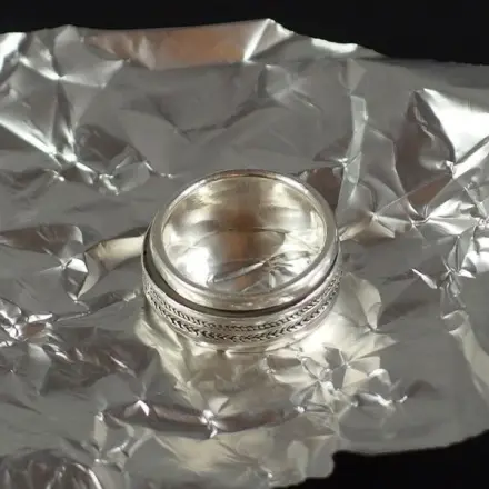 Schmuck in Alufolie verpacken