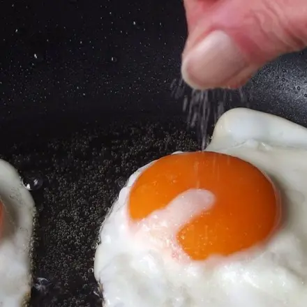 Spiegelei richtig gewürzt