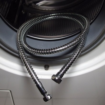 Kalkablagerungen im Duschschlauch in der Waschmaschine beseitigen